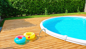 découvrez comment aménager une terrasse en bois avec piscine pour moins de 2000€ grâce à nos conseils pratiques et astuces efficaces.