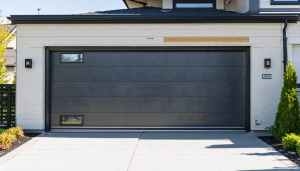 découvrez nos conseils pour choisir le système d'ouverture motorisée idéal pour votre portail et votre garage, alliant sécurité, confort et performance.