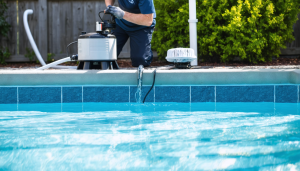 découvrez comment hiverner votre piscine efficacement en nettoyant le filtre et en bouchant les skimmers pour protéger votre installation durant l'hiver.