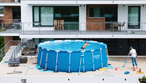 découvrez comment installer une piscine hors-sol sur votre balcon en respectant toutes les règles légales et profitez d'un espace détente sécurisé chez vous.