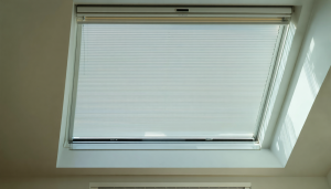 découvrez les avantages d'équiper votre fenêtre de toit velux d'un volet roulant solaire et bénéficiez de conseils pratiques pour une installation optimale et efficace.