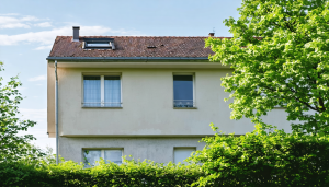 découvrez dans cet article s'il est possible de demander des recours contre un vendeur de maison après 8 ans, ainsi que les délais légaux et vos droits en tant qu'acheteur.