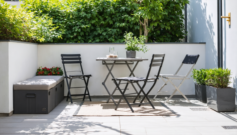 découvrez comment choisir des meubles astucieux pour maximiser l'espace dans les petits jardins et terrasses et créer un extérieur à la fois pratique et agréable.