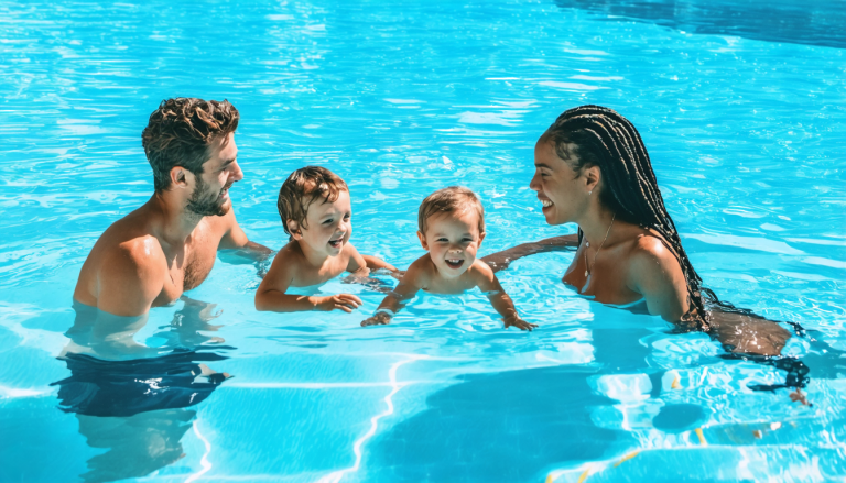 découvrez nos conseils incontournables pour maintenir une eau de piscine toujours cristalline et profitez d'une baignade agréable en toute saison.